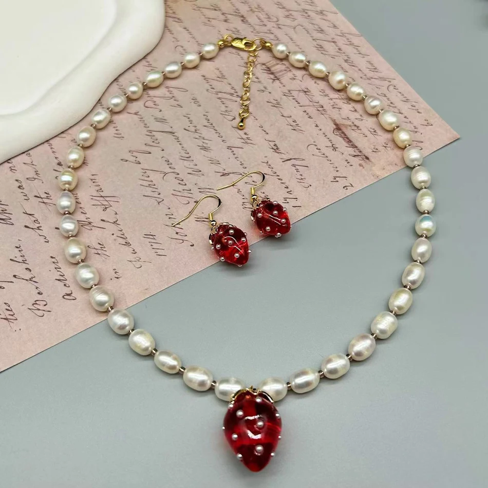 Ensemble collier et boucles d'oreilles perles d'eau douce, fraise et fruits. Luxe léger, tempérament doux, pour un style élégant et raffiné.