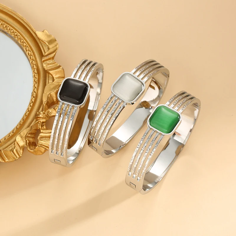 Vintage damesarmband van titanium staal, handgemaakt. Een stijlvol en duurzaam modeaccessoire dat jouw dagelijkse look compleet maakt.