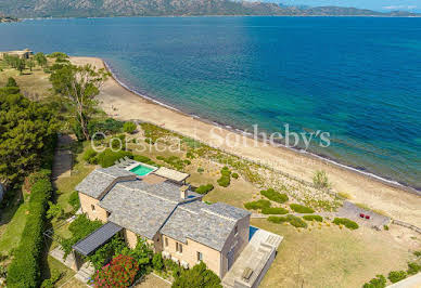 Villa avec piscine en bord de mer 2