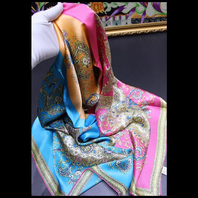 Elegante pañuelo cuadrado grande de seda pesada con cuatro compartimentos y costuras, perfecto como chal para lucir con estilo.