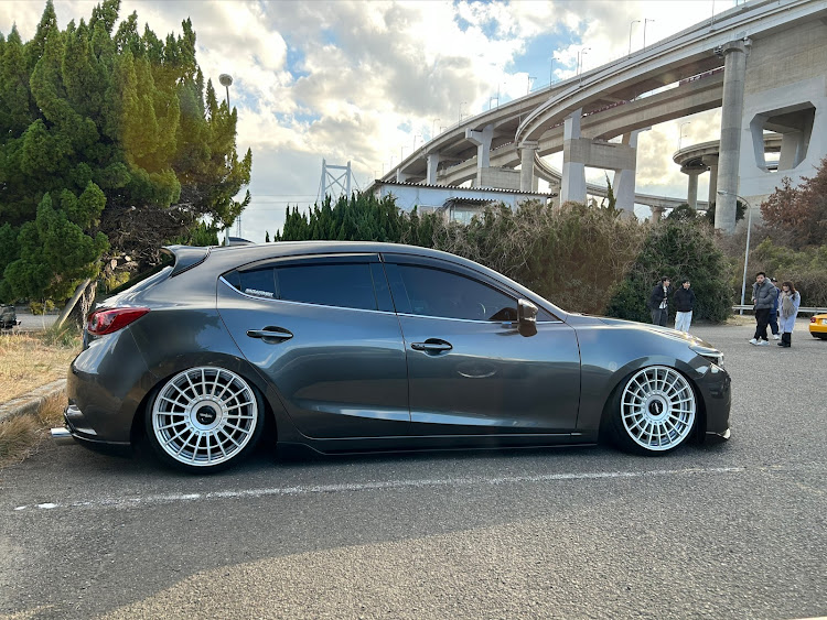 アクセラスポーツのトミカ改造・アクセラ・MAZDA3・CX-3・今年もよろしくお願いしますに関するカスタム事例の投稿画像1枚目