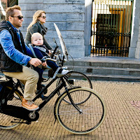 In bici con papà e mamma di 