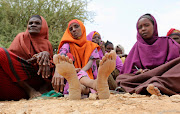 Internally displaced people who fled flooding of the overflowed Shabelle river wait to receive relief assistance near Baledweyne town in central Somalia, June 22, 2016.