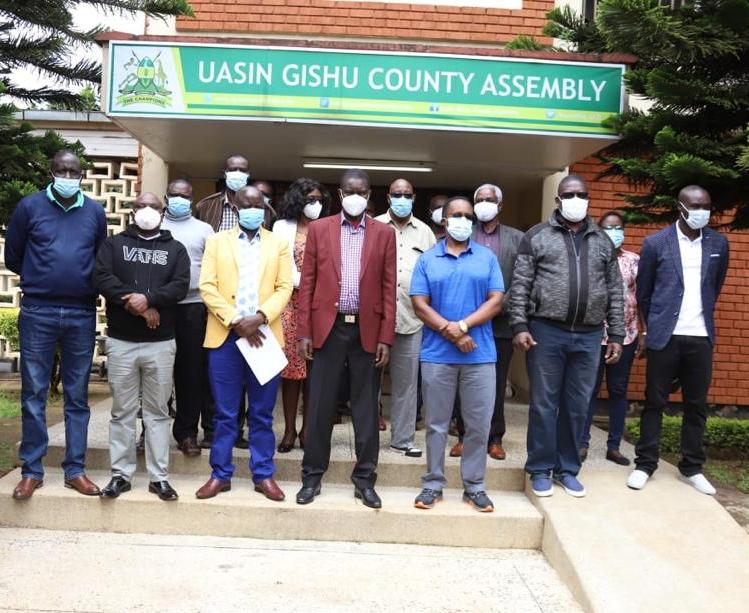 Governor Jackson Mandago and other leaders outside the Uasin Gishu assembly which has been shut down for 21 days following the death of Huruma MCA Peter Chomba due to Covid-19