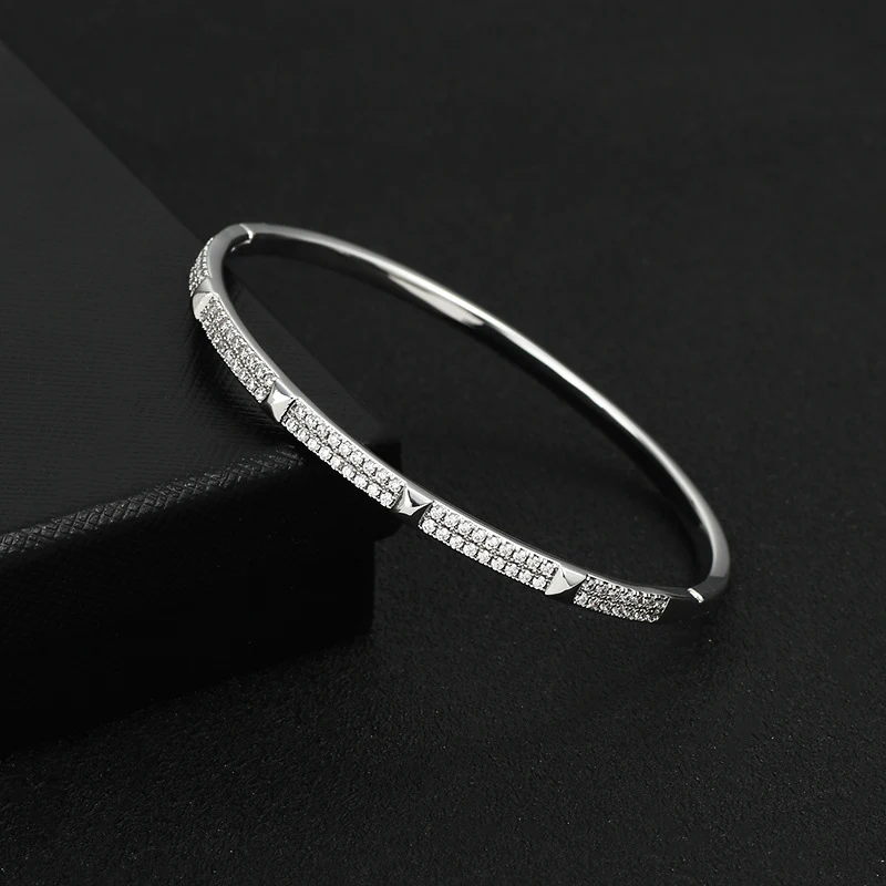Bracelet femme design simple avec micro-incrustations de diamants. Élégance discrète et éclat subtil pour sublimer votre poignet et compléter votre tenue.