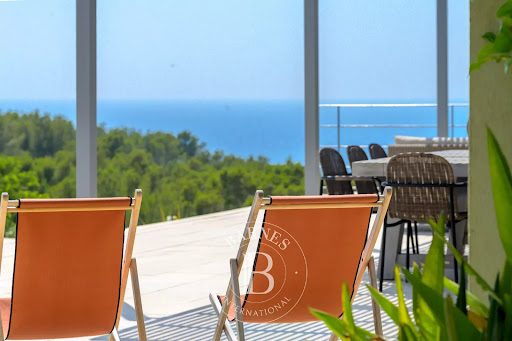Villa avec piscine et terrasse 1