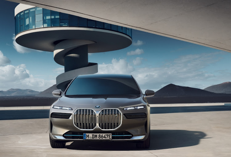 The prominent front end of the BMW i7 makes a statement with its illuminated Iconic Glow kidney grille flanked by Swarovski crystal headlights.