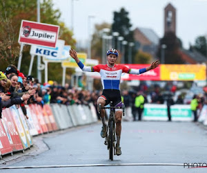 Mathieu van der Poel rijdt concurrentie compleet aan flarden en pakt goud, Aerts sprint naar brons