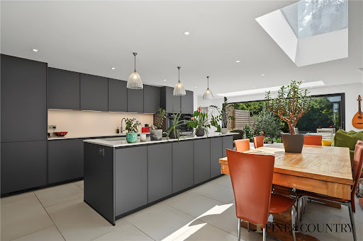 Luxury house for sale in London (United Kingdom) - Modern kitchen with island and dining table