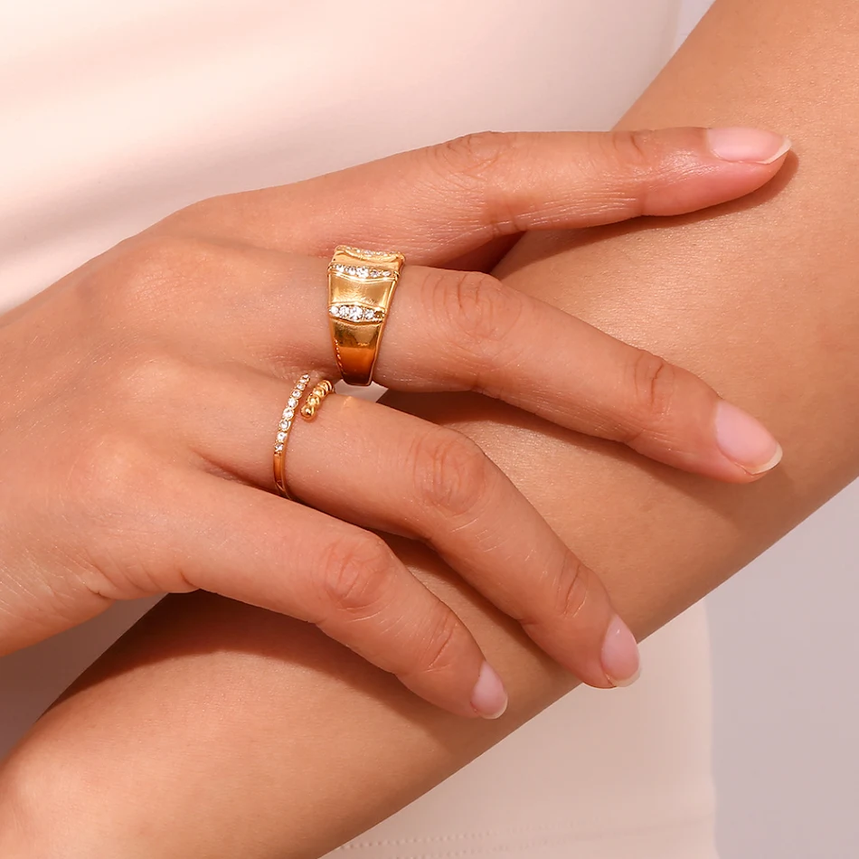 Bague Micro Diamant Stripe Plaqué Acier Inoxydable 18K – Un bijou subtil et élégant pour un style quotidien raffiné et plein de charme.