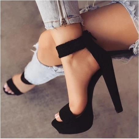 Sandálias de salto alto Stiletto trançadas design elegante e sofisticado para mulheres. Conforto e glamour para qualquer ocasião.