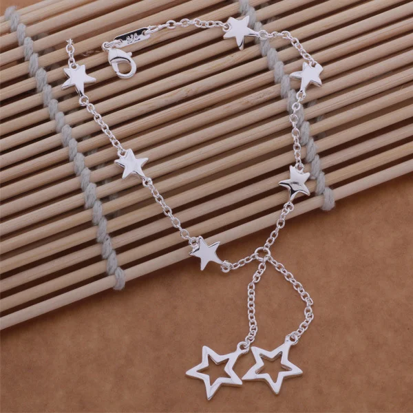 Conjunto de collar, pendientes y pulsera de estrellas plateadas, perfecto para un look elegante y brillante, ideal para regalo.