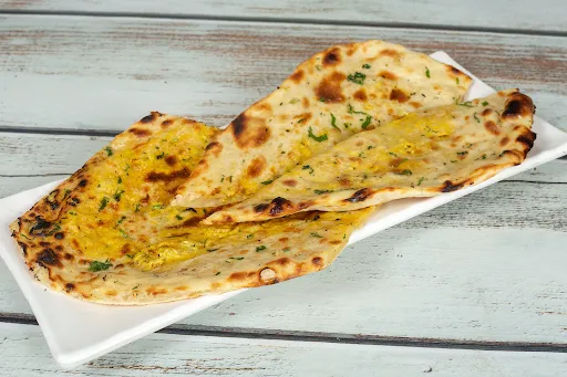 Paneer Stuffed Naan With Gravy