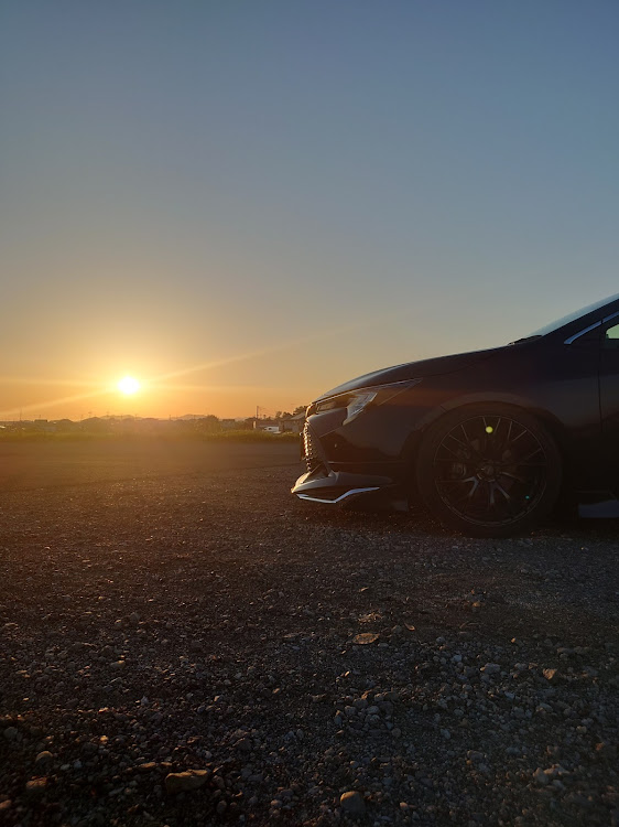 カローラスポーツのいつもいいね＆コメントありがとうございます・愛車の横顔・夕暮れと愛車に関するカスタム事例の投稿画像1枚目