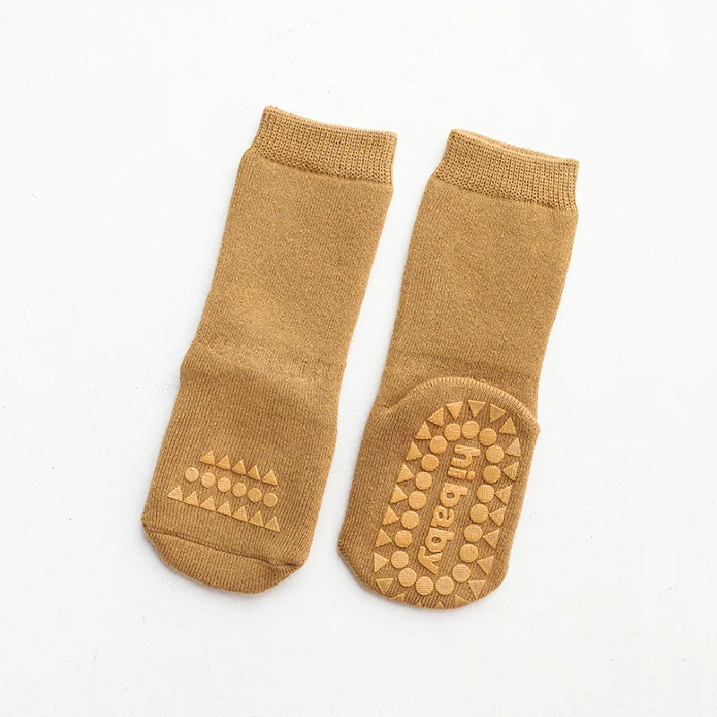 Warme, rutschfeste Baby-Socken ohne Knochen – ideal für sicheren Halt und warme Füße beim Krabbeln und Spielen auf dem Boden.