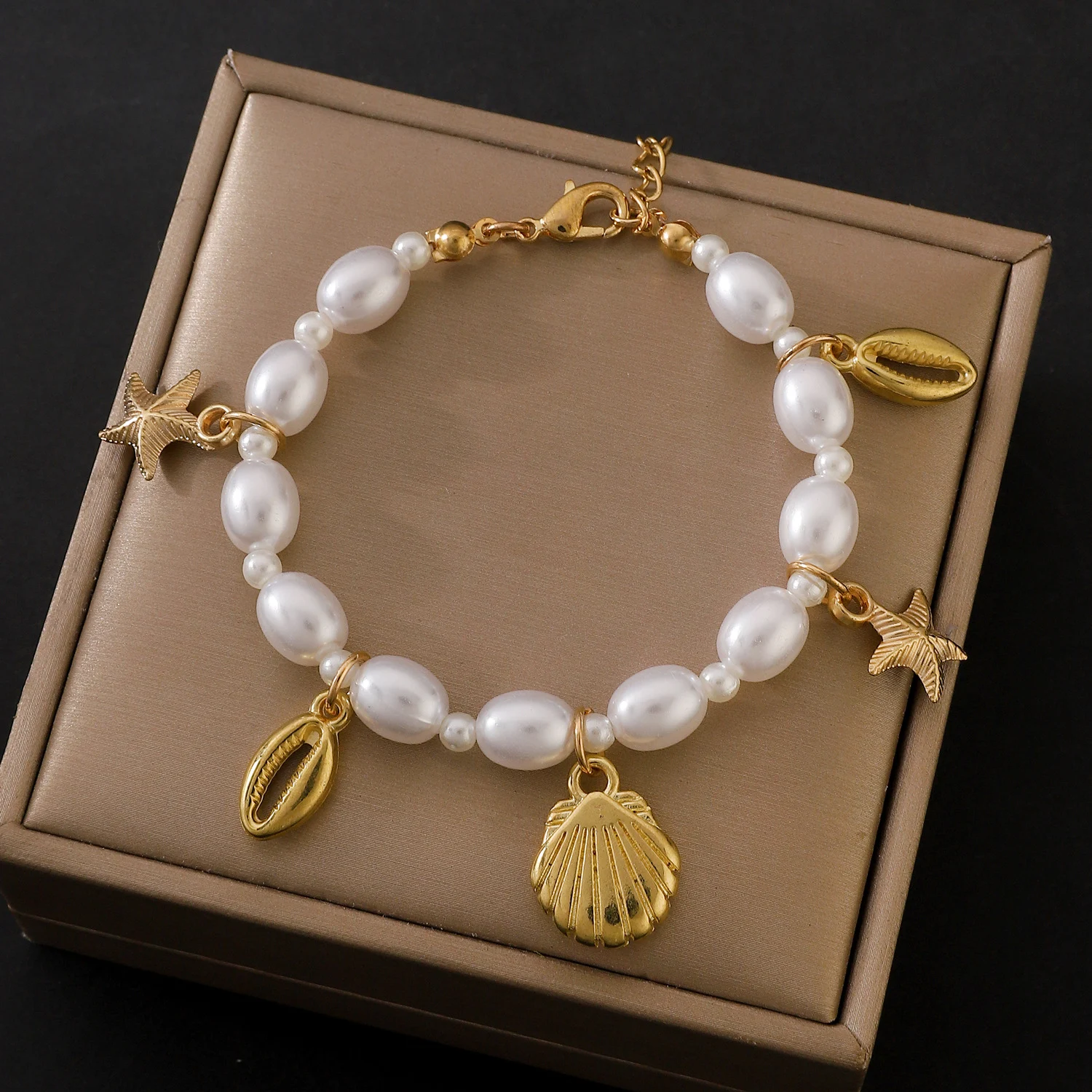 Title 6, Pulseira feminina de moda com pérolas irregular...