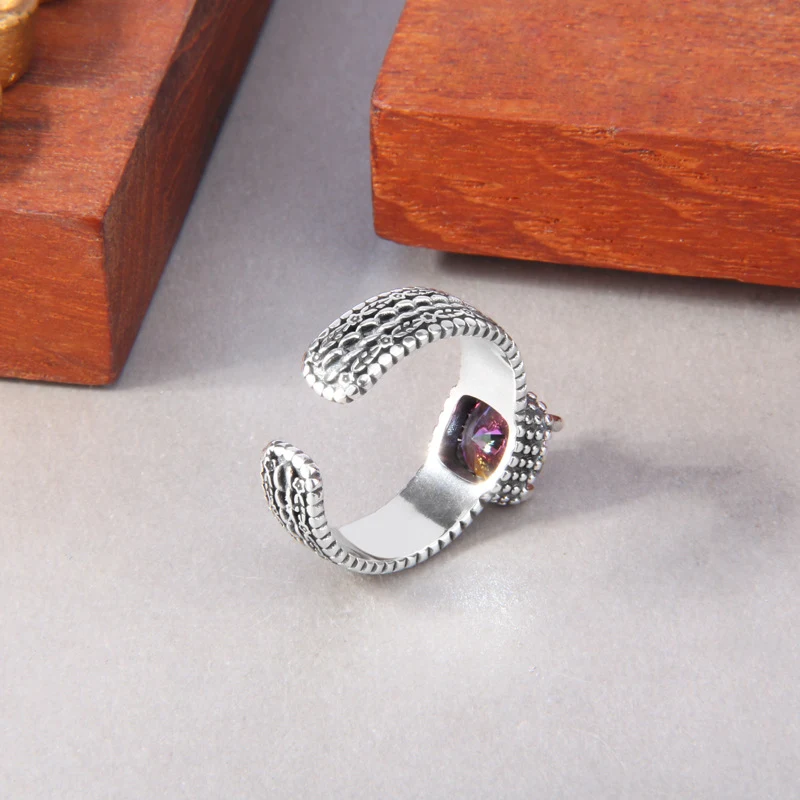 Bague en argent sterling S925 avec zircon violet coloré — Bijou éclatant, parfait pour rehausser votre style avec une touche de couleur.