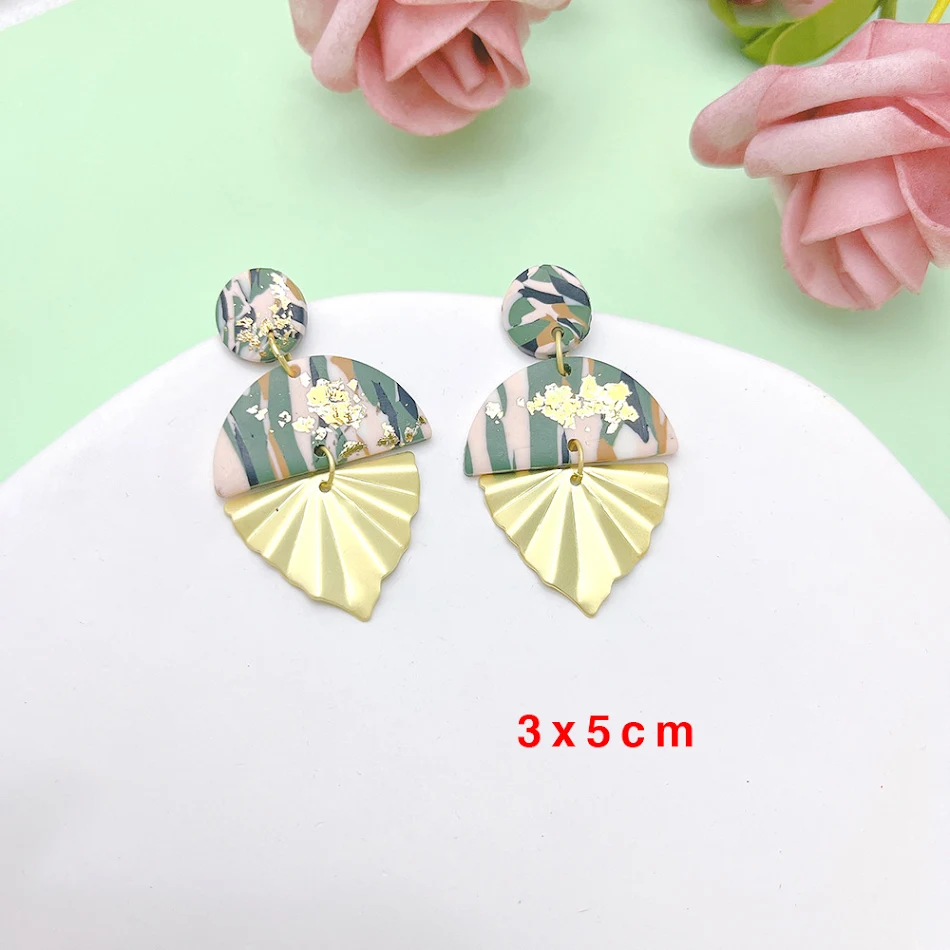 Boucles d'oreilles en pâte polymère camouflage pour femmes. Légères et tendance. Parfaites pour un look décontracté et audacieux. Affirmez votre style !