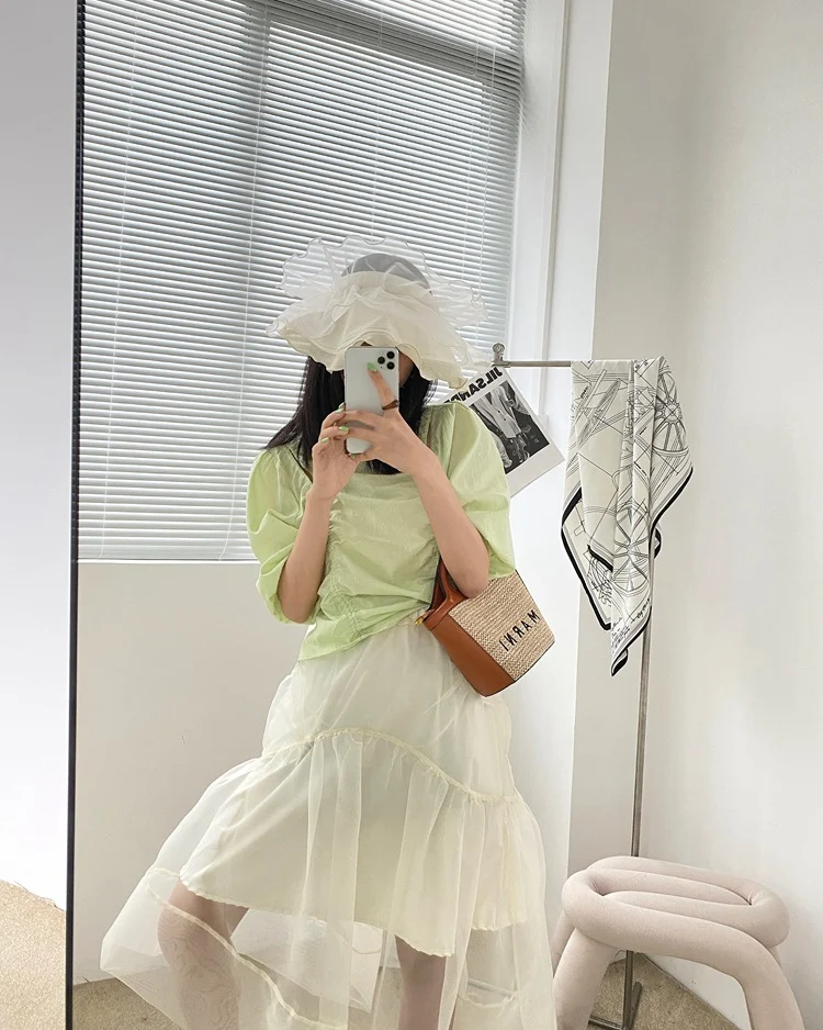 Slanke zwarte mesh rok in Koreaanse stijl voor dames. Stijlvol en veelzijdig, perfect voor een moderne en frisse look. Ideaal voor elke gelegenheid.