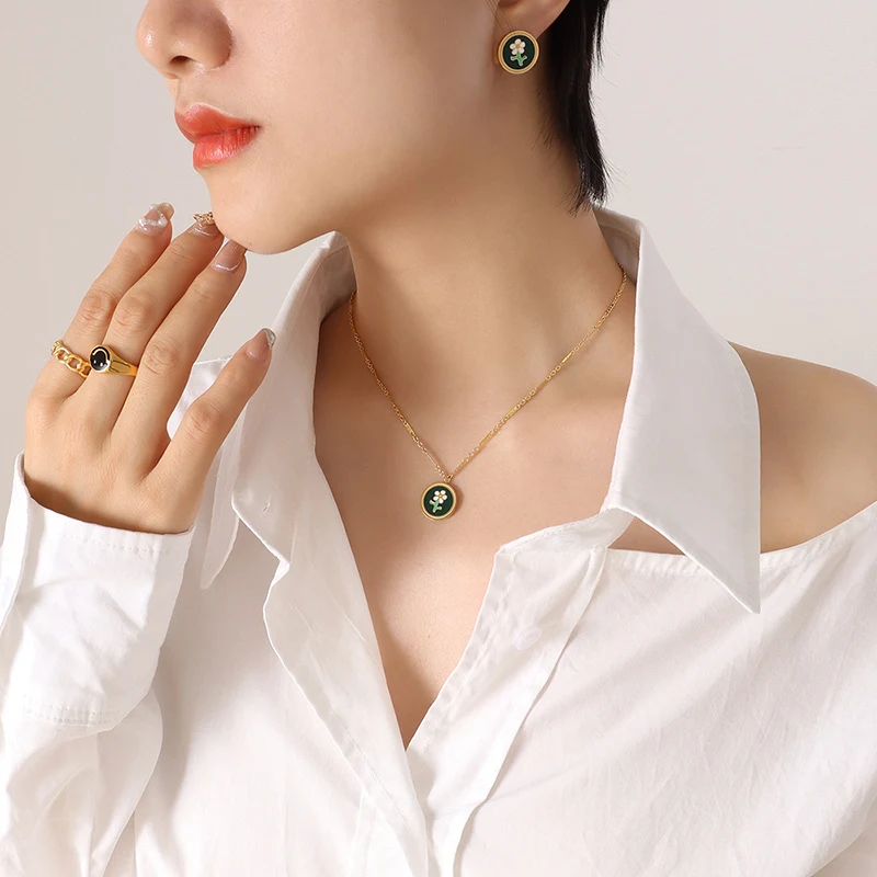 Vintage oorbellen en ketting set voor dames, gemaakt van titanium staal met een bloemenpatroon met oliedruppels, stijlvol en duurzaam.