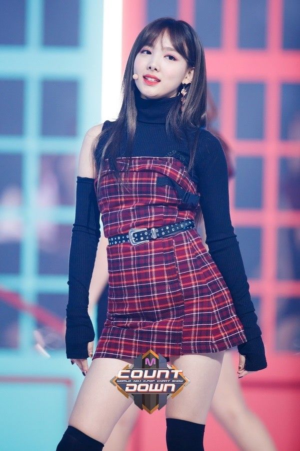 Netizens are impressed by how many outfits TWICE's Nayeon wore in