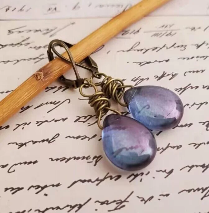 Clip d'oreille créatif de mode en forme d'ampoule avec gemme violette de style rétro, accessoire tendance pour un look unique et élégant.