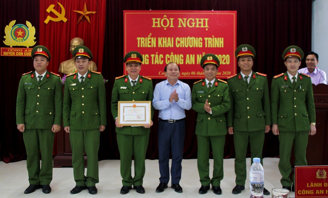 UBND huyện tặng Giấy khen cho 2 chuyên án đã có thành tích xuất sắc trong công tác đấu tranh phòng chống tội phạm.