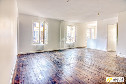 Buy this luxury apartment in Versailles (78000) - Neighborhood Notre Dame - living room with old parquet floor and double window