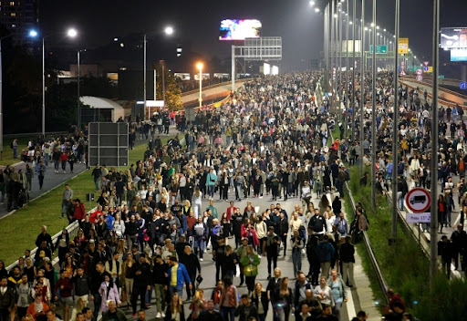 Savo Manojlović napadnut na protestu, građani oterali ekstremne desničare
