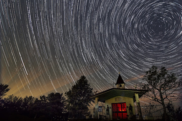 Star trail con chiesetta di ClaudioBaronioPhoto