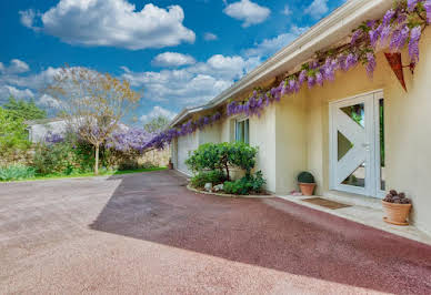 Villa with pool and terrace 5