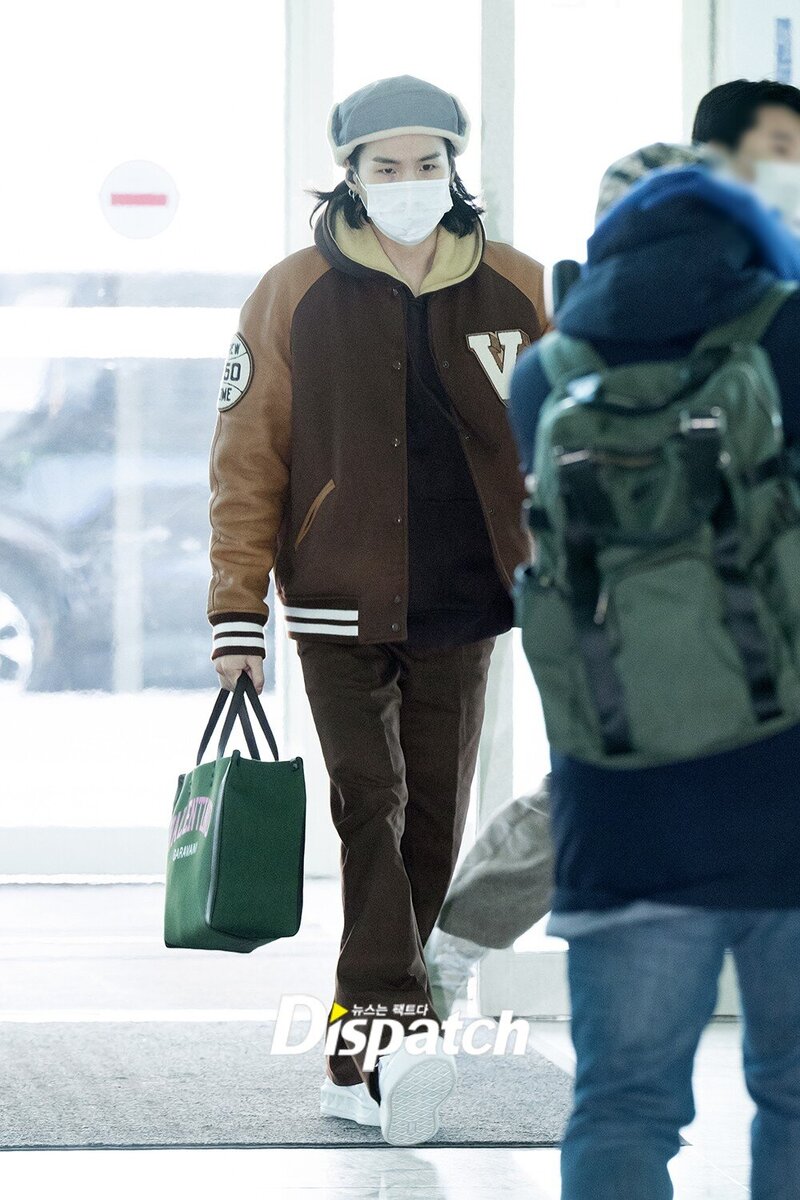 BTS's Suga Brings Back An Old Rumor With His Airport Fashion - Koreaboo