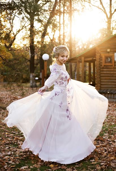 Fotógrafo de casamento Viktoriya Batalina (batalinavk1996). Foto de 8 de janeiro 2019