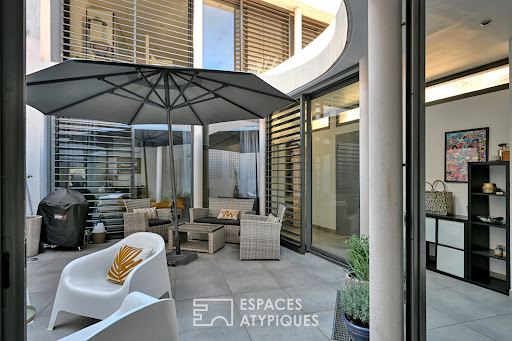 Luxury house for sale in Nimes (30000) - Modern terrace with outdoor furniture and umbrella