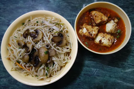 Mushroom Noodles With Schezwan Paneer