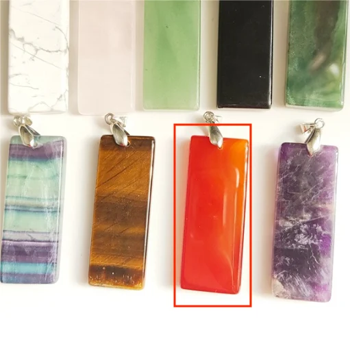 Creatieve, veelzijdige rechthoekige kristallen hanger voor een trui, een stijlvol accessoire dat elke outfit compleet maakt.