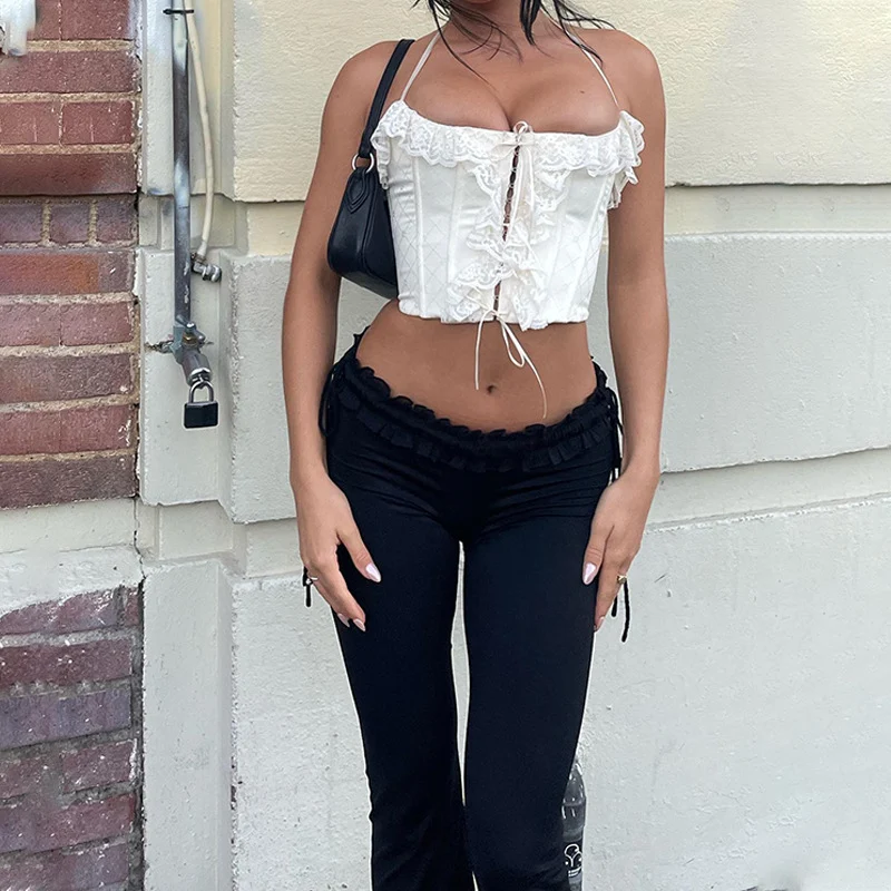 Pantalon femme sexy taille basse en dentelle, plissé et coupe slim. Élégance décontractée pour un look tendance et confortable.