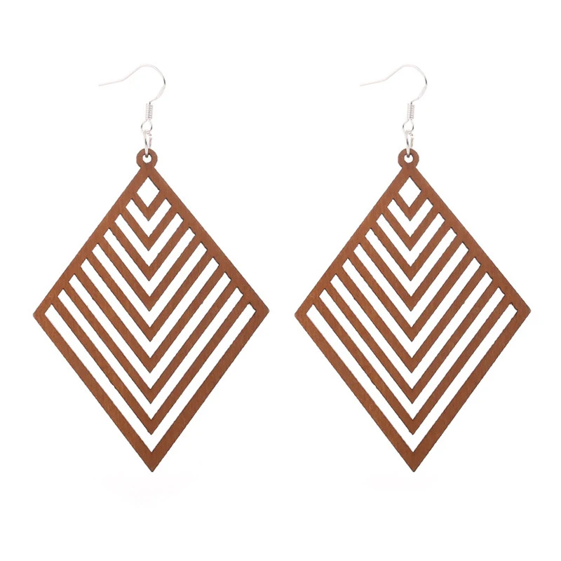 Pendientes de madera geométricos con patrón africano exagerado marrón. Elegancia artesanal, estilo audaz, perfectos para realzar tu look con un toque étnico.