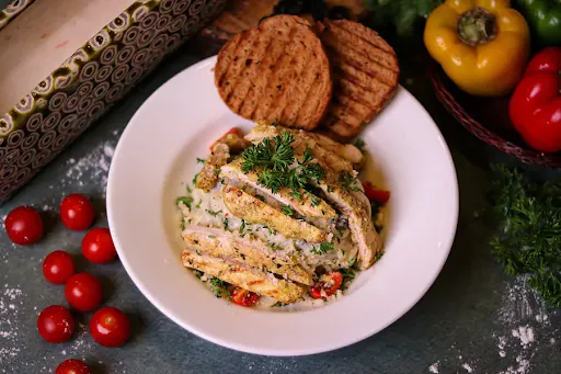 Spaghetti Alfredo With Grilled Chicken .