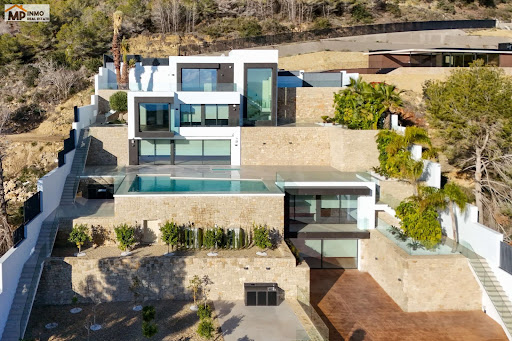 Propriété avec piscine 1