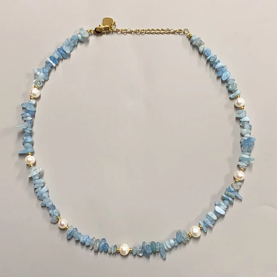 Aquamarijn zoetwater natuursteen grind stiksel ketting. Een natuurlijke en elegante ketting die je outfit compleet maakt en rust uitstraalt.