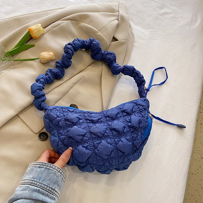 Damesmode Speciale Interesse All-Match Cloud Geplooide Schoudertas. Deze tas is ideaal voor een stijlvolle en veelzijdige look. Past bij alles.