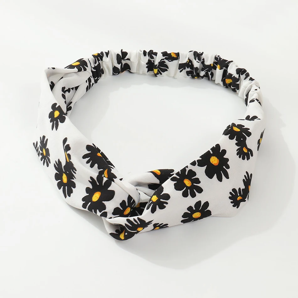 Meisjes haarband met madeliefje, eenvoudig en met brede rand om vast te klemmen, ideaal voor een comfortabele en schattige look.