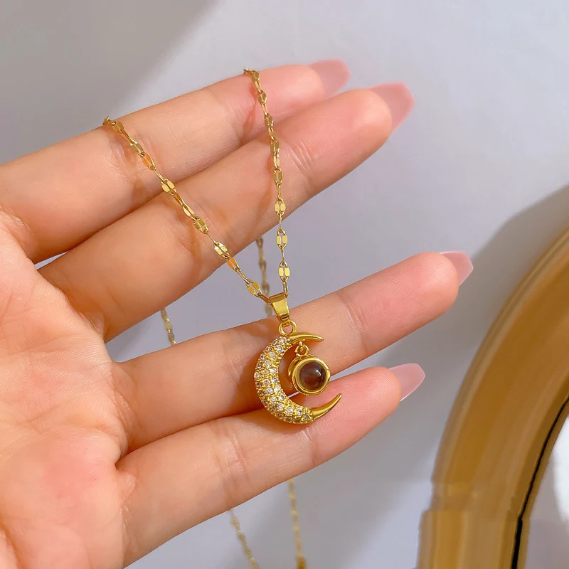 Vrouwelijke maan projectie net rood wilde sleutelbeen ketting titanium staal. Opvallende halsketting voor een trendy look.