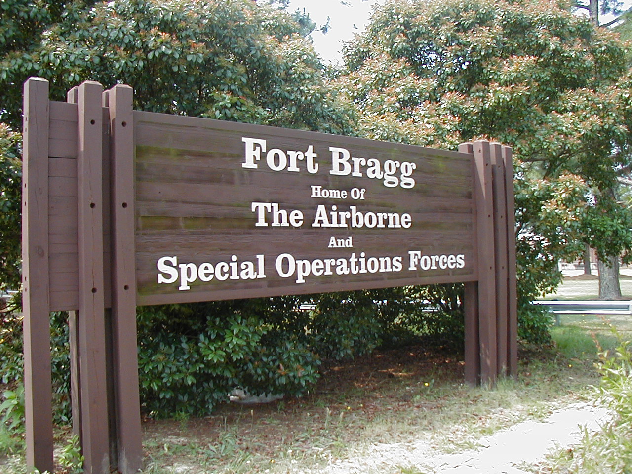 Fort Bragg's welcome sign on post. Image via Wikimedia Commons.