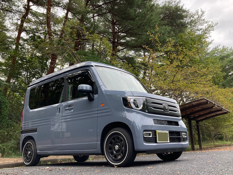 N-VANのデイトナホイール・高原へ・ホワイトリボンタイヤに関するカスタム事例の投稿画像1枚目
