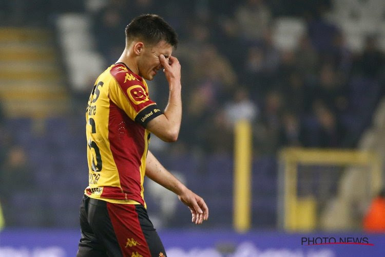 Speler maakt KV Mechelen het leven ongelofelijk zuur: blessures veinzen en op het veld verschijnen in... basketbalsloffen