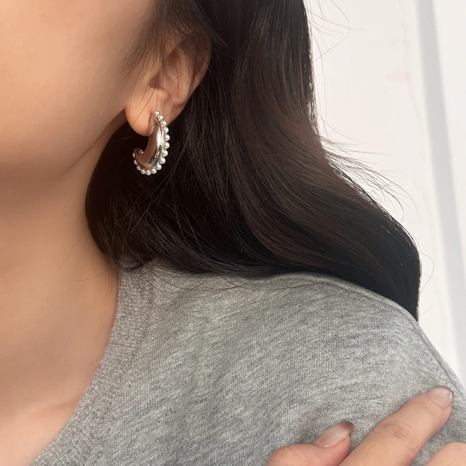 Dames oorbellen met kleine retro parels, elegant en overal mee te combineren, voor een stijlvolle en tijdloze uitstraling.