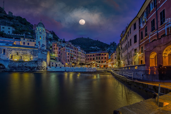 Spunta la luna sul Borgo di MARIOFFOTO