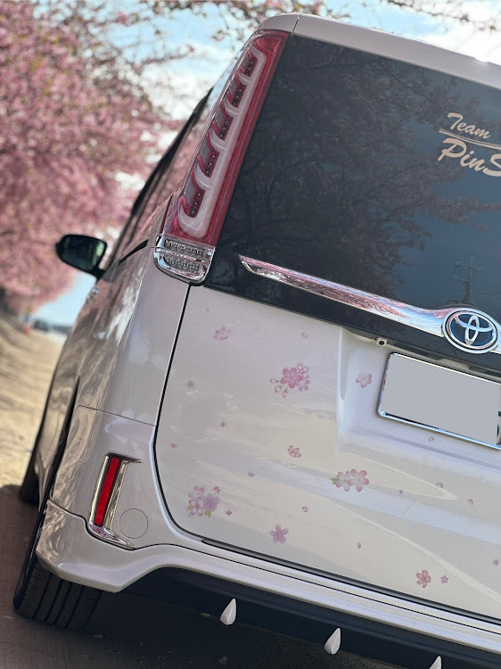 エスクァイアの桜ステッカー・河津桜・河津桜とコラボ・目指せPickUpCarsに関するカスタム事例の投稿画像1枚目